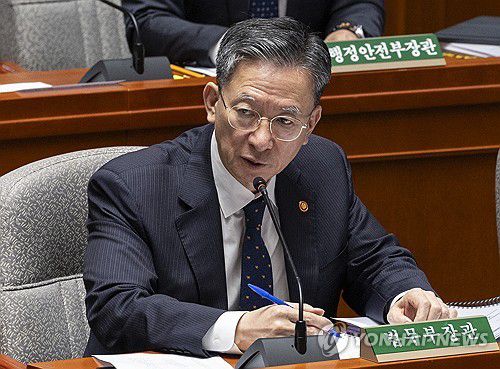 의원 질의에 답하는 정성호 법무부 장관(서울=연합뉴스) 황광모 기자 = 정성호 법무부 장관이 7일 국회에서 열린 예산결산특별위원회 전체 회의에 출석해 2026년도 예산 관련 질의에 답하고 있다. 2025.11.7 hkmpooh@yna.co.kr