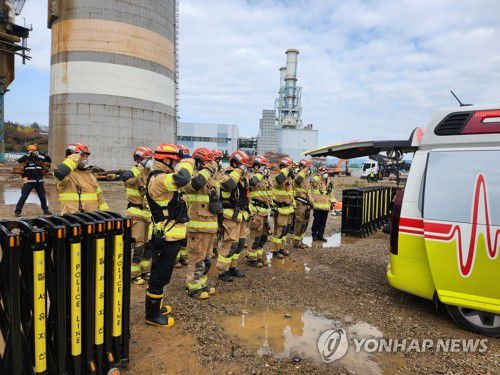 사흘만에 시신수습…구조대원들 거수경례(울산=연합뉴스) 9일 오전 소방 당국이 울산화력발전소 보일러 타워 붕괴 현장에서 생존해 구조를 기다리다가 끝내 숨진 김모(44) 씨 시신을 수습했다. 사고가 발생한 지 사흘 만이다. 사진은 김씨 시신 수습 직후 구조대원들이 도열해 김씨에게 거수경례를 하고 있다. 2025.11.9 [울산소방본부 제공.재판매 및 DB 금지] young@yna.co.kr
