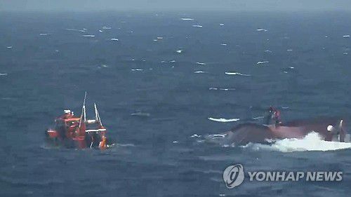 전복된 중국어선서 구조작업 벌이는 해경(목포=연합뉴스) 9일 오전 전남 신안군 가거도에서 약 81㎞ 떨어진 서해 공해상에서 98t급 중국어선 A호가 전복돼 해경이 구조작업을 벌이고 있다. 2025.11.9 [목포해경 제공. 재판매 및 DB 금지] in@yna.co.kr