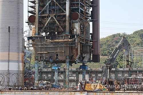 분주한 울산화력 사고 현장(울산=연합뉴스) 장지현 기자 = 울산화력발전소 보일러 타워 붕괴 사고 나흘째인 9일 오후 발전소 내부에서 보일러 타워 4·6호기 발파 사전 작업을 위해 투입된 중장비들이 분주히 움직이고 있다. 보일러 타워 6호기의 취약화 나머지 작업이 이날 이뤄진다. 2025.11.9 jjang23@yna.co.kr