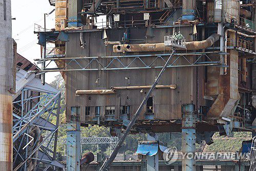 고소작업차도 투입(울산=연합뉴스) 장지현 기자 = 울산화력발전소 보일러 타워 붕괴 사고 나흘째인 9일 오후 발전소 내부에서 보일러 타워 4·6호기 발파 사전 작업을 위해 고소작업차가 투입돼 타워 외부를 살피고 있다. 보일러 타워 6호기의 취약화 나머지 작업이 이날 이뤄진다. 2025.11.9 jjang23@yna.co.kr