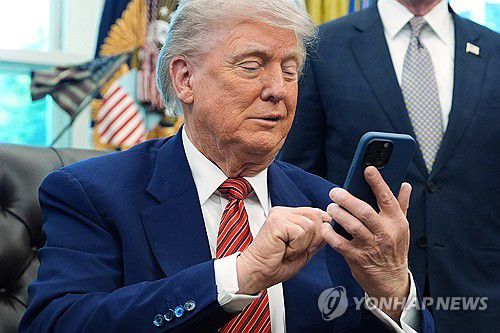 지난 5월 23일 백악관에서 휴대전화 조작하는 트럼프 대통령[AP=연합뉴스 자료사진. 재판매 및 DB 금지]