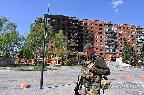 지난 4월 23일 한 우크라이나 병사가 포크로우스크 도심을 지나는 모습. [AP=연합뉴스. 재판매 및 DB 금지]