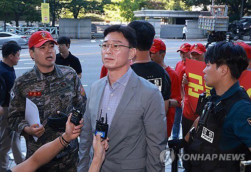 해병전우회 항의 받는 임성근 전 사단장(서울=연합뉴스) 홍해인 기자 = 임성근 전 해병대 1사단장이 11일 서울 서초구 순직해병특검 사무실 앞에서 특검팀과의 면담을 시도하다가 출입이 막힌 뒤 해병전우회원들의 항의를 받고 있다. 2025.9.11 hihong@yna.co.kr