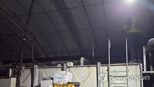 3명 숨진 경남 고성 육상양식장 저수조(경남 고성=연합뉴스) 지난 9일 오후 경남 고성군 한 육상양식장에서 작업자 3명이 숨진 채 발견돼 경찰이 수사에 나섰다.          사진은 사망사고가 발생한 육상양식장 대형 저수조 위에서 소방대원이 현장을 살피는 모습. 2025.11.10 [경남소방본부 제공. 재판매 및 DB 금지] image@yna.co.kr