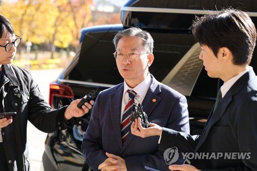 대장동 '항소 포기' 관련 입장 밝히는 정성호 장관(과천=연합뉴스) 이동해 기자 = 정성호 법무부 장관이 10일 오전 정부과천청사 법무부로 출근하며 검찰의 '대장동 항소 포기' 결정과 관련한 입장을 밝히고 있다. 2025.11.10 eastsea@yna.co.kr