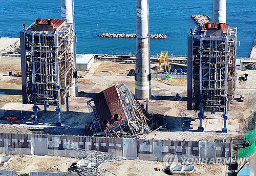 발파 해체 앞둔 울산화력 보일러타워(부산=연합뉴스) 손형주 기자 = 10일 오후 울산화력발전소 보일러 타워 붕괴 현장 모습. 소방 당국은 무너진 보일러 타워(5호기) 양쪽에 자리한 4호기와 6호기의 발파 사전 작업을 벌이며 인력을 투입한 수색은 중단한 상태다. 다만 드론과 구조견 등을 투입한 수색은 계속하고 있다. 2025.11.10 handbrother@yna.co.kr