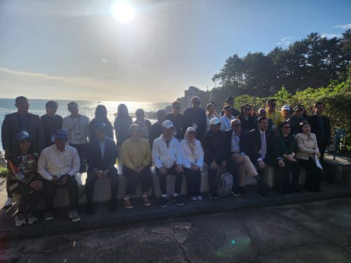 제주올레길에 설치된 한-아세안 기념 벤치(제주=연합뉴스) 이상서 기자 = 한-아세안센터가 11일 주최한 '제주올레 8코스: 한-아세안 올레' 기념식에 주한 아세안 대사와 아세안 주요 언론인들이 기념 촬영을 하고 있다. shlamazel@yna.co.kr