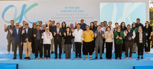 한-아세안 올레 10개국 벤치 조성 기념식김재신 한-아세안센터 사무총장이 11일 제주 파르나스 호텔에서 주한 아세안 회원국 대사단, 김애숙 제주특별자치도 정무부지사, 안은주 제주올레재단 대표 및 아세안 주요 언론인들과 함께 단체 사진을 촬영하고 있다. [한-아세안센터 제공]