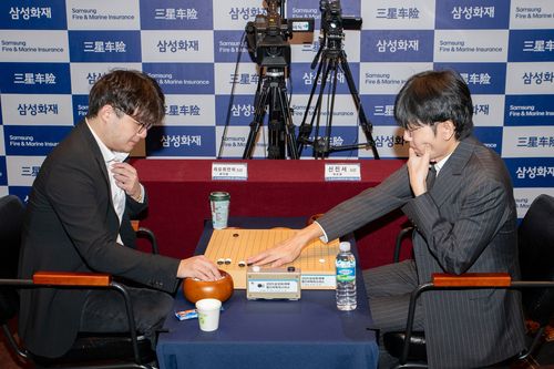 신진서(오른쪽) 9단이 삼성화재배 16강에서 랴오위안허 9단에게 패했다.[한국기원 제공. 재판매 및 DB 금지]