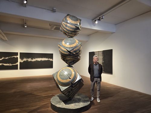 박은선 작가(서울=연합뉴스) 박의래 기자 = 조각가 박은선이 11일 서울 평창동 가나아트센터에서 열리는 개인전 '치유의 공간'에서 작품에 대해 설명하고 있다. 2025.11.11. laecorp@yna.co.kr