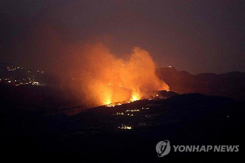 이스라엘, 레바논 공습(AFP=연합뉴스) 10일(현지시간) 이스라엘의 레바논 남부 카트라니 마을 공습으로 화재가 발생한 모습. 2025.11.11 photo@yna.co.kr