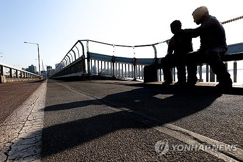 '한 번만 더'서울 마포대교에 자살 예방을 위한 '한 번만 더' 동상이 설치돼 있다. [연합뉴스 자료사진]