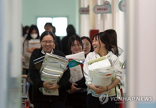 "수능 준비 끝났지?"(창원=연합뉴스) 김동민 기자 = 2026학년도 대학수학능력시험(수능)이 3일 앞으로 다가온 10일 경남 창원시 마산합포구 성지여자고등학교에서 고3 수험생이 그동안 푼 참고서 등을 버리는 책거리를 위해 책을 들고 이동하고 있다. 2025.11.10 image@yna.co.kr