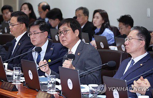 부처 보고하는 최휘영 문체부 장관(서울=연합뉴스) 한상균 기자 = 최휘영 문화체육관광부 장관이 11일 용산 대통령실에서 열린 국무회의에서 체육 현안 보고를 하고 있다. 2025.11.11 xyz@yna.co.kr