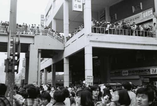 1980년대 말 세운상가의 모습1987년 민주화 국민항쟁 당시 세운상가에서 벌인 기습시위. 1987.3.3 <무단전재-재배포 금지>