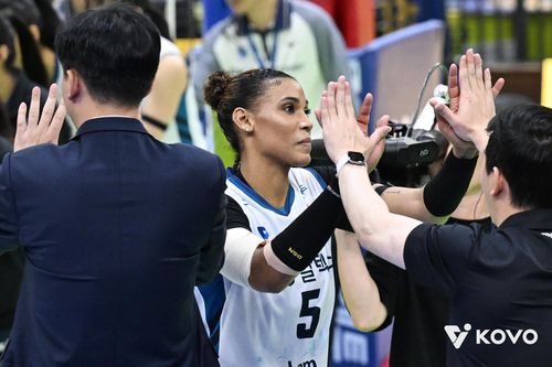 하이파이브 하는 GS칼텍스의 실바(중앙)[한국배구연맹 제공. 재판매 및 DB 금지]