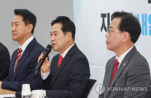 발언하는 장동혁 대표(서울=연합뉴스) 김주성 기자 = 국민의힘 장동혁 대표가 12일 서울 여의도 당사에서 열린 '지방선거총괄기획단-시도 광역단체장 연석회의'에서 발언하고 있다. 오른쪽부터 국민의힘 송언석 원내대표, 장 대표, 오세훈 서울시장. 2025.11.12 utzza@yna.co.kr (끝)