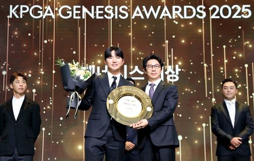 옥태훈(왼쪽)과 송민규 현대자동차 부사장.[KPGA 제공. 재판매 및 DB 금지]