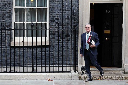총리질의 위해 의회로 향하는 스타머 총리[로이터 연합뉴스 재판매 및 DB 금지]