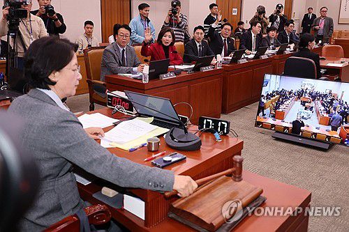 정회 선포하는 추미애 법사위원장(서울=연합뉴스) 김주성 기자 = 11일 서울 여의도 국회에서 열린 법제사법위원회 전체회의에서 추미애 위원장이 정회를 선포하고 있다.  이날 국민의힘 소속 위원들은 대장동 사건 항소 포기와 관련해 정성호 법무부 장관의 출석하지 않은 것에 대해 항의했다. 2025.11.11 utzza@yna.co.kr