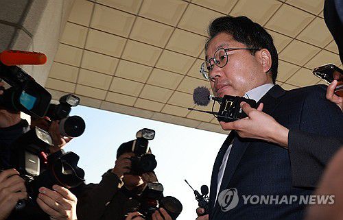 '묵묵부답' 출근하는 노만석 검찰총장 직무대행(서울=연합뉴스) 한종찬 기자 = 노만석 검찰총장 직무대행이 12일 서울 서초구 대검찰청으로 출근하고 있다. 2025.11.12 saba@yna.co.kr