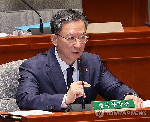 항소 포기 관련 질의 답하는 정성호 법무부 장관(서울=연합뉴스) 박동주 기자 = 정성호 법무부 장관이 12일 국회에서 열린 예산결산특별위원회 전체회의에 출석해 대장동 사건 항소 포기 관련 질의에 답하고 있다. 2025.11.12 pdj6635@yna.co.kr