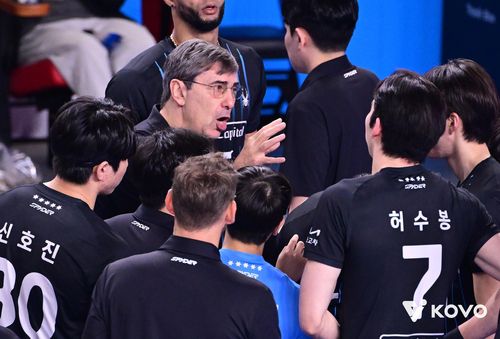 블랑 감독(중앙) 작전 지시를 듣는 현대캐피탈 선수들[한국배구연맹 제공. 재판매 및 DB 금지]