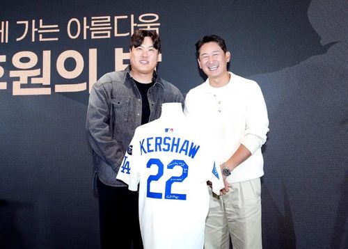 커쇼 유니폼 두고 기념 촬영하는 류현진(왼쪽)과 박용택 해설위원[류현진 재단 제공. 재배포 및 DB 금지]