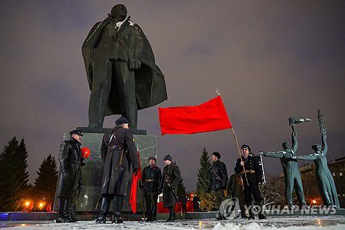 혁명 기념하는 레닌 동상 앞 러시아 공산당 지지자들[타스 연합뉴스 자료사진. 재판매 및 DB 금지]