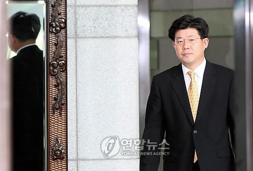 청사 나서는 한명관 대검 기획조정부장(서울=연합뉴스) 임헌정 기자 = 검찰총장 직무를 대행하는 한명관 대검찰청 기획조정부장이 15일 점심식사를 위해 서울 서초동 대검 청사를 나서고 있다. 2009.7.15 kane@yna.co.kr