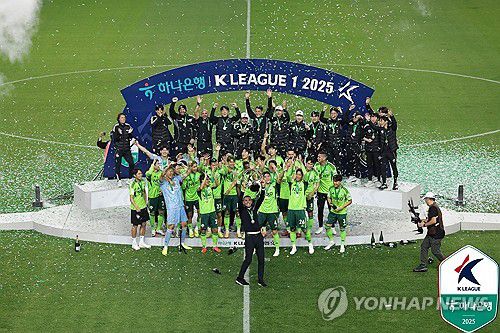 우승컵 든 거스 포옛 감독(서울=연합뉴스) 8일 전주월드컵경기장에서 열린 하나은행 K리그1 2025 전북 현대와 대전하나시티즌의 경기가 끝난 뒤 전북 거스 포옛 감독과 선수들이 우승 대관식을 하고 있다.     지난달 18일 전북은 수원 FC에 2-0으로 승리하며 K리그1 통산 10번째 우승을 확정했다. 2025.11.8 [한국프로축구연맹 제공. 재판매 및 DB 금지] photo@yna.co.kr