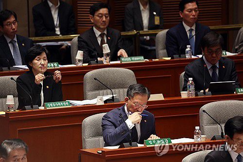 생각에 잠긴 정성호 법무부 장관(서울=연합뉴스) 박동주 기자 = 정성호 법무부 장관이 13일 국회에서 열린 예산결산특별위원회 전체회의에 출석해 있다. 2025.11.13 pdj6635@yna.co.kr