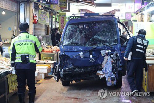 부천 제일시장 트럭 돌진 사고(부천=연합뉴스) 임순석 기자 = 13일 오전 10시 55분께 경기 부천시 오정구 원종동 제일시장에서 주행 중인 트럭이 상점 앞으로 돌진하는 사고가 났다. 사진은 사고 현장. 2025.11.13 soonseok02@yna.co.kr