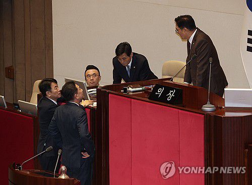 '국민의힘 표결 불참' 대화 나누는 국회의장-여당 원내대표(서울=연합뉴스) 류영석 기자 = 13일 국회 본회의에서 국토교통위원회 소관 법안 처리를 앞두고 국민의힘 의원들이 김윤덕 국토교통부 장관의 회의 불참을 문제 삼으며 퇴장한 가운데 우원식 국회의장이 더불어민주당 김병기 원내대표, 문진석 원내수석부대표를 불러 대화를 나누고 있다. 2025.11.13 ondol@yna.co.kr