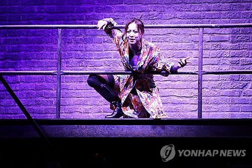 솔지의 색다른 무대(서울=연합뉴스) 진연수 기자 = 가수 겸 배우 솔지가 13일 오후 서울 강남구 코엑스아티움에서 열린 뮤지컬 '렌트' 프레스콜에서 주요 장면을 시연하고 있다. 2025.11.13 jin90@yna.co.kr