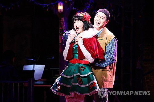 엔젤과 콜린의 행복한 순간(서울=연합뉴스) 진연수 기자 = 13일 오후 서울 강남구 코엑스아티움에서 열린 뮤지컬 '렌트' 프레스콜에서 배우 조권과 장지후가 주요 장면을 시연하고 있다. 2025.11.13 jin90@yna.co.kr