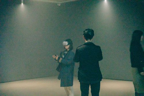 전시 전경관람객들이 12일 피비갤러리에서 VR 기기를 착용하고 퓨처데이즈의 작품을 감상하고 있다.  [예술경영지원센터 제공. 재판매 및 DB 금지]