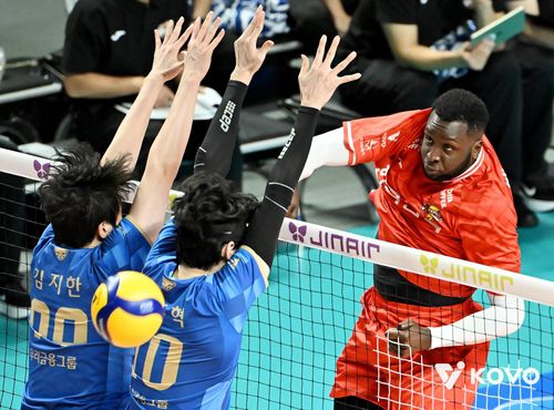 스파이크하는 한국전력의 베논(오른쪽)[한국배구연맹 제공. 재판매 및 DB 금지]