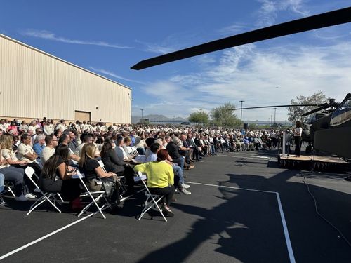 아파치 헬기 50주년 기념행사 (메사[미 애리조나]=연합뉴스) 임미나 특파원 = 13일(현지시간) 미국 애리조나주 메사의 보잉 생산시설에서 열린 '아파치 첫 비행 50주년 기념행사'. 참석자들이 앉아있는 자리의 뒤에 있는 건물이 아파치 헬기를 조립하는 시설이다.