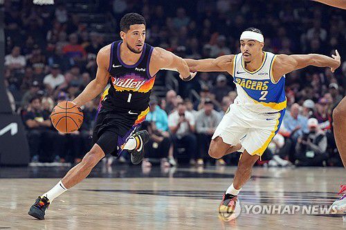 넴하드를 떨쳐내고 드리블하는 부커[AP=연합뉴스]