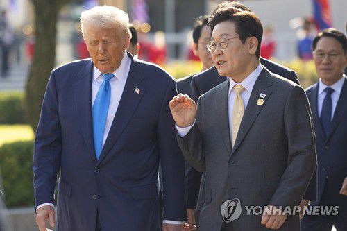 한미 정상의 대화(경주=연합뉴스) 이재명 대통령과 도널드 트럼프 미국 대통령이 29일 경북 경주박물관에서 정상회담장으로 이동하며 대화하고 있다. 2025.10.29 [대통령실 제공. 재판매 및 DB 금지] photo@yna.co.kr