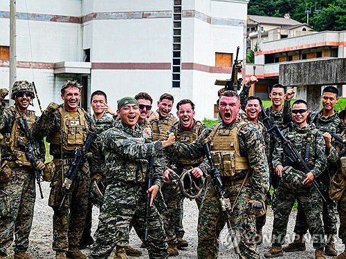 25-2차 KMEP 연합훈련 실시한 한미 해병대(서울=연합뉴스) 해병대는 지난 7월 중순부터 8월까지 미 해병대와 김포, 강화, 포항, 포천, 동두천 등지에서 25-2차 KMEP 연합훈련을 실시하고 있다고 6일 밝혔다.      한미 해병대 장병들이 KMEP 연합보병훈련 종료 후 파이팅을 외치고 있다. 2025.8.6 [한미 해병대 제공. 재판매 및 DB 금지] photo@yna.co.kr