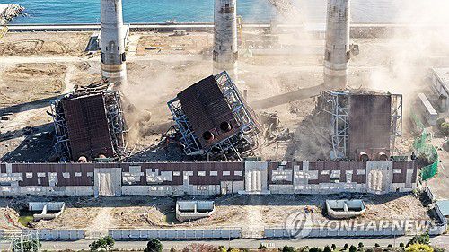 수색위해 발파되는 울산화력 보일러타워연합뉴스 자료사진 [공동취재]