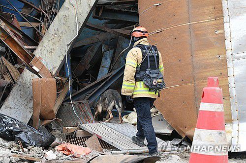 울산화력 실종자 수색 현장 구조견 투입[소방청 제공. 재판매 및 DB 금지]