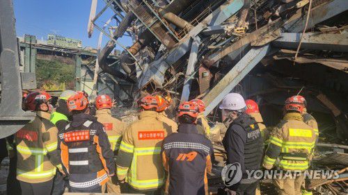 붕괴현장 수색 작업 논의(울산=연합뉴스) 울산화력발전소 보일러 타워 붕괴 사고 9일째인 14일 오전 발전소 현장에서 중장비를 동원한 수색 작업이 밤낮없이 이어지고 있는 가운데 구조대원 등 구조팀 관계자들이 수색 계획에 대해 논의하고 있다. 지난 6일 발생한 이 사고로 현재까지 매몰자 7명 중 6명이 사망했고 1명이 잔해 속에 묻혀 실종된 상태다. 2025.11.14 [울산소방본부 제공.재판매 및 DB 금지]