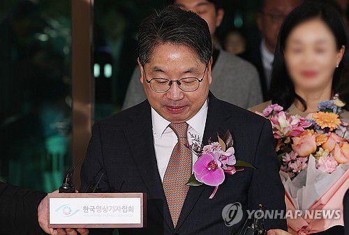 검찰 떠나는 노만석 검찰총장 직무대행(서울=연합뉴스) 김성민 기자 = 퇴임식을 마친 노만석 검찰총장 직무대행이 14일 서울 서초구 대검찰청을 나서고 있다. 2025.11.14 ksm7976@yna.co.kr