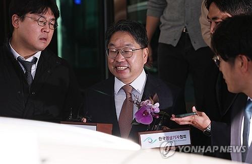 퇴임하는 노만석 검찰총장 직무대행(서울=연합뉴스) 김성민 기자 = 퇴임식을 마친 노만석 검찰총장 직무대행이 14일 서울 서초구 대검찰청을 나서고 있다. 2025.11.14 ksm7976@yna.co.kr