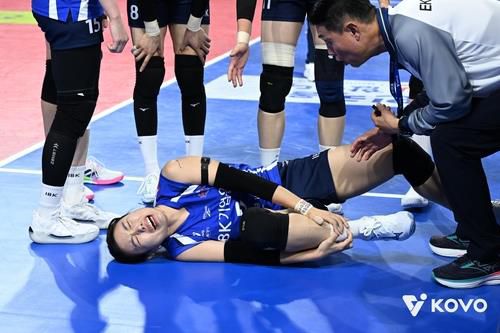 오른쪽 발목을 다쳐 통증을 호소하는 기업은행의 김하경[한국배구연맹 제공. 재판매 및 DB 금지]