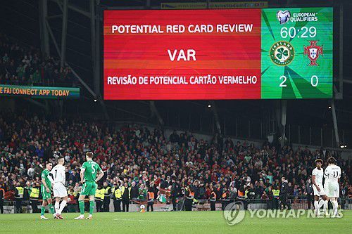 VAR 판정을 기다리는 크리스티아누 호날두[AP=연합뉴스]